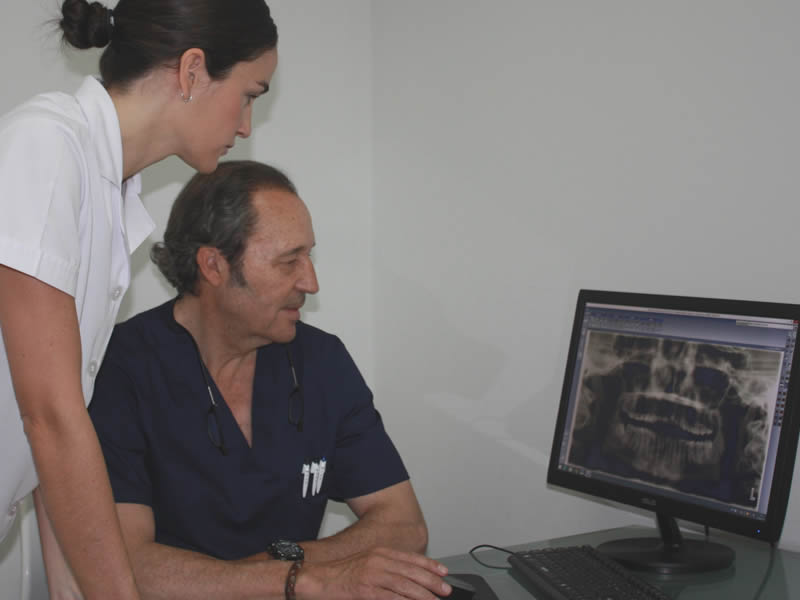 Dr. Juan Luis Ambel Sánchez y Dra. Elena Ambel Barranco, de Clínica Dental Drs. Ambel, en Zafra y Badajoz.